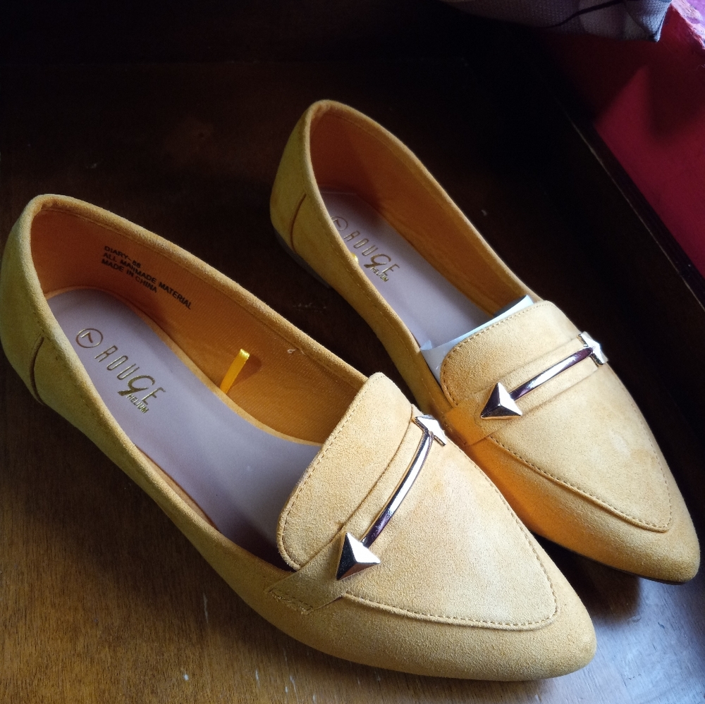 Size 7/37 Women's flats